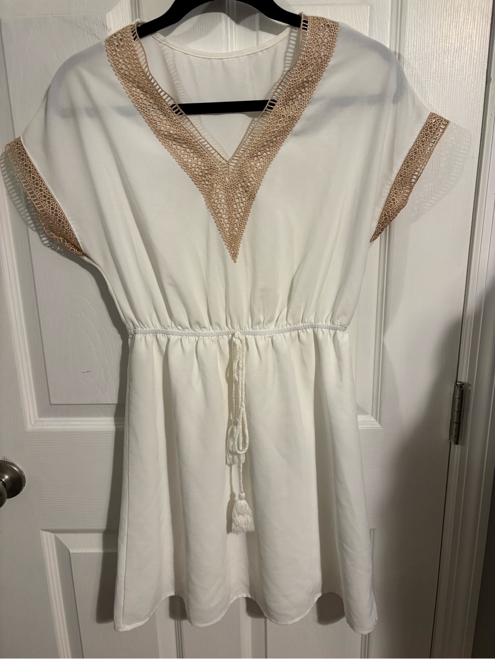 😍Trims White V-Neck Dress with Beige Crochet Trim Size XS/Small